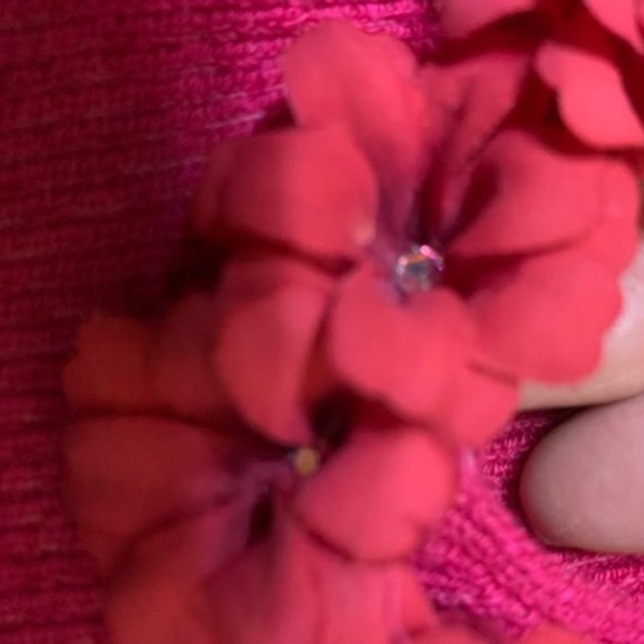 Flowered Knit tops - 2 for one! FUN and Classy - Picture 5 of 11